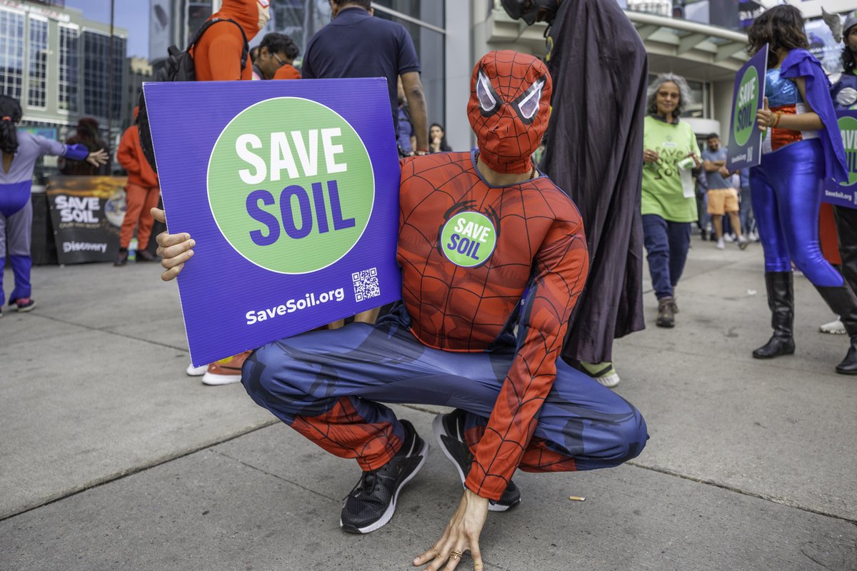 IshaUSA's tweet photo. Not all Superheroes wear capes!
Soil needs our help, it is on the way to extinction, and it is up to us to save the day. #savesoil #MarvelStudios 
Find Save Soil Walkathon near you https://t.co/gE8sWBHgDA

Thanks to these #Toronto supers for showing their support ❤️ @cpsavesoil https://t.co/k9ER5iFUMw