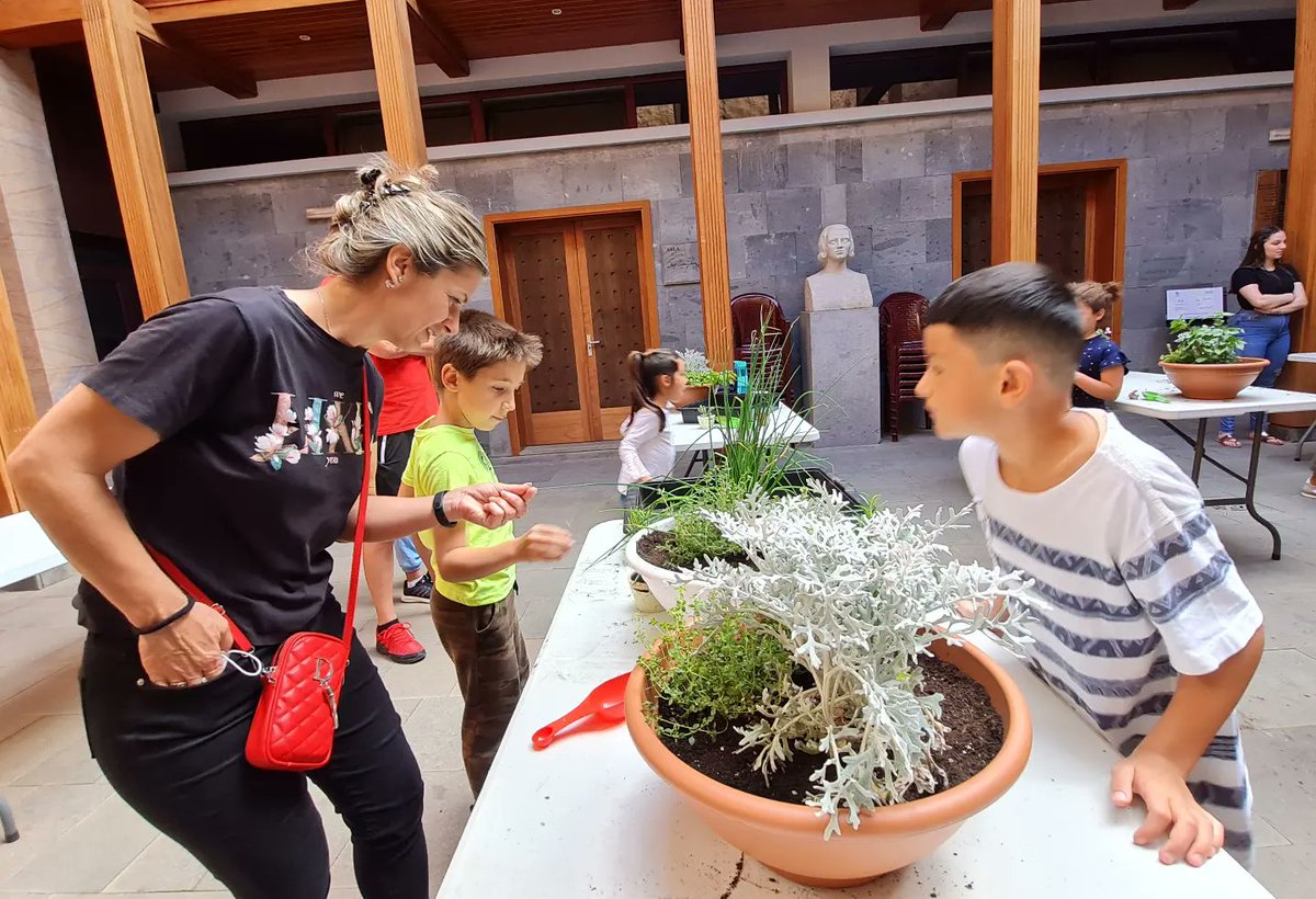 🌿🍃Las plantas aromáticas animaron la tarde en la Casa de la Cultura junto a un cuentacuentos. Los más pequeños descubrieron el olor de la salvia, el tomillo o el hierbahuerto aprendiendo a plantar su propia planta en maceta que seguirán cuidando en casa. 

#GuíaEsCultura