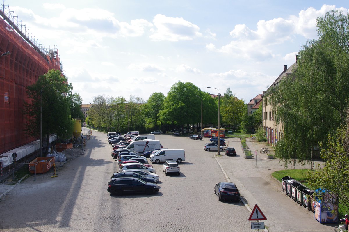 AngerCrottend's tweet photo. Noch bis Freitag könnt ihr jeden Tag von 15-19 Uhr an der #Werkstattwoche des #Nachbarschaftsmanagement Anger-Crottendorf teilnehmen. Vor den Toren der alten Feuerwache Ost kann an Entwürfen zur #Gestaltung des #Polygraphplatz gebastelt werden. Und ein #Eis gibts auch noch dazu. https://t.co/xfBsRMOnoT