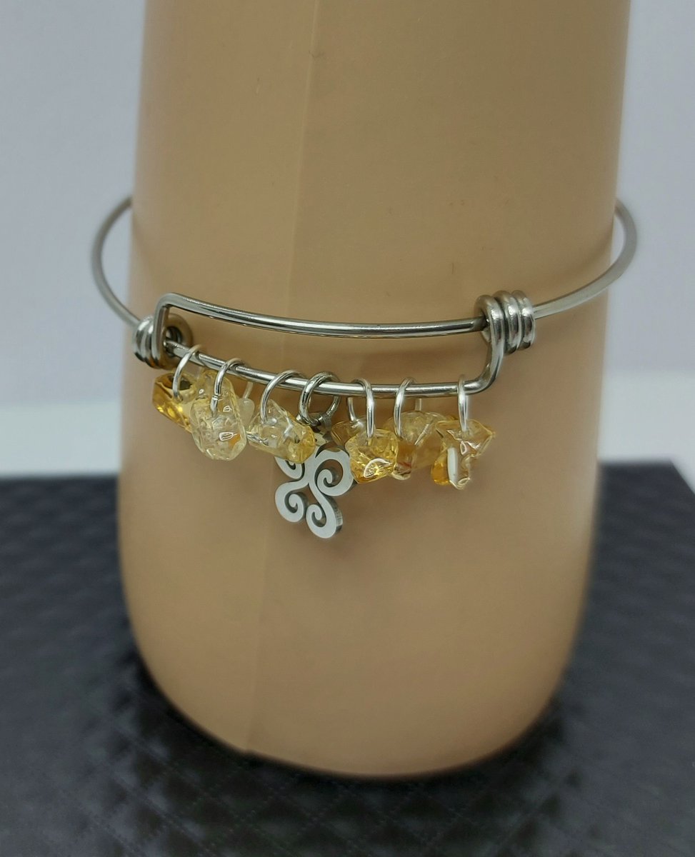 AlynsAttic's tweet image. 🐣. Offer Xtras! Adjustable Stainless Steel Bangle with Butterfly Charm &amp;amp; Citrines - dia 6.5cm for £5.0 #bangle #AdjustableBangle