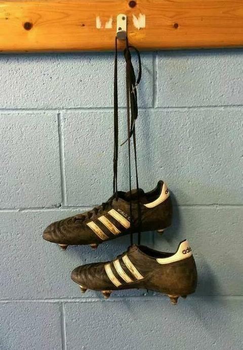 Pues bueno, hoy he jugado mi último partido oficial de clubes pro, y no he pasado tanta vergüenza en mi vida.

Agradecer a todas las personas que me he cruzado en este modo y sobre todo las grandes amistades que he hecho. Quién sabe lo que deparará el futuro, hasta siempre.