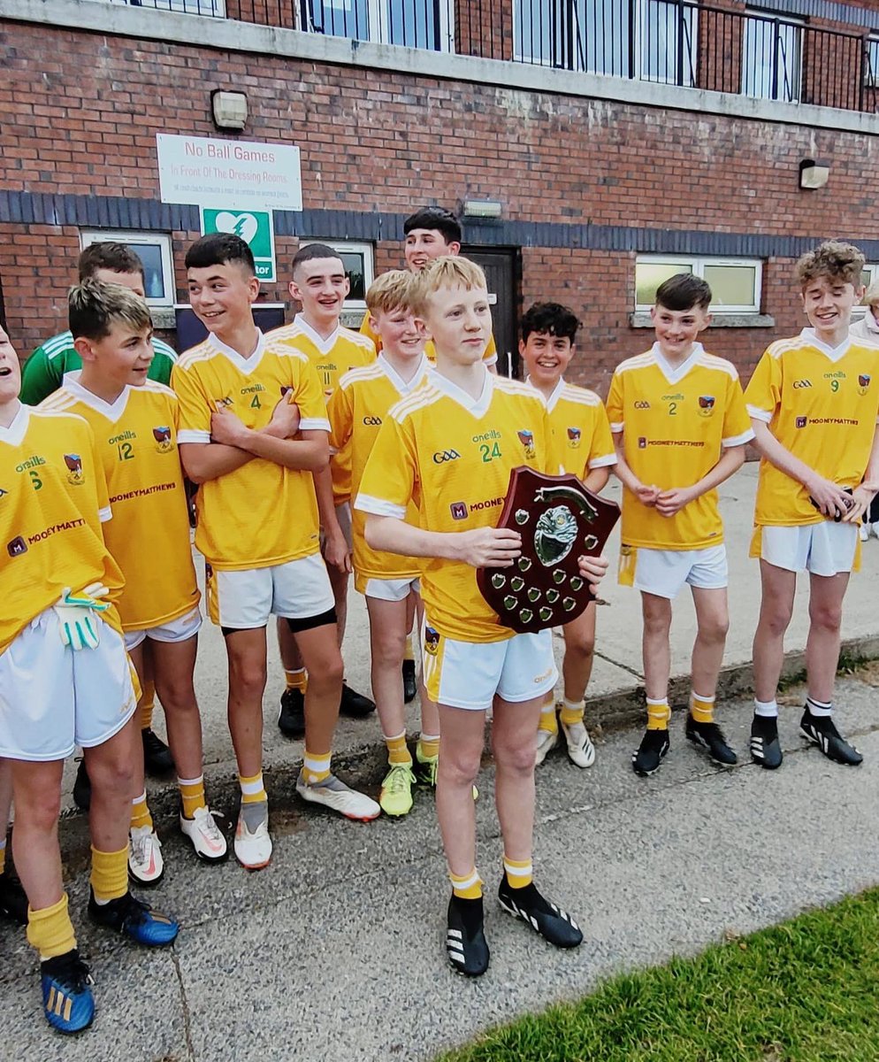 ClonduffGAC's tweet photo. 🏆U13 Football League Final 2022🏆

Full Time in Clonduff Park
Clonduff 3.03
Burren 1.08

The James Mc Cartan Plaque was presented by Maria McConville (née McCartan) and Mrs Mc Cartan

Congratulations boys &amp; coaches - A fantastic result 🏆👏🏆👏 @BurrenGAA @OfficialDownGAA https://t.co/JlCCxFyVUX
