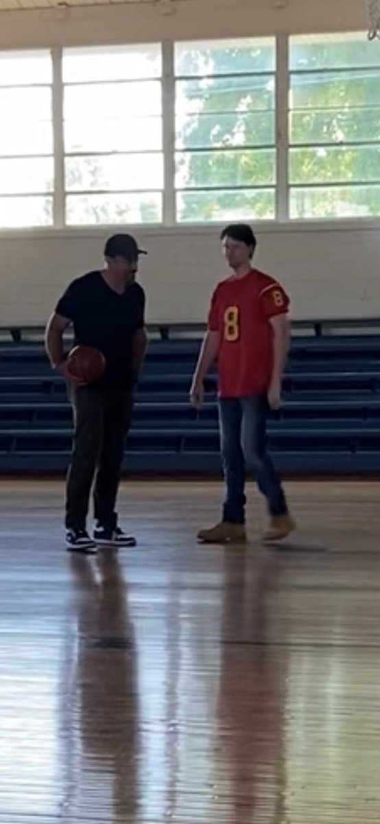 RockyF150's tweet photo. Sometime by helping out you get to experience things you never thought possible. Like play basketball with @michaelrosenbum and Tom Welling #smallvillenights #metropolissupermancelebration #smallville #superman #lexluthor #clarkkent https://t.co/YZofcYmfnM
