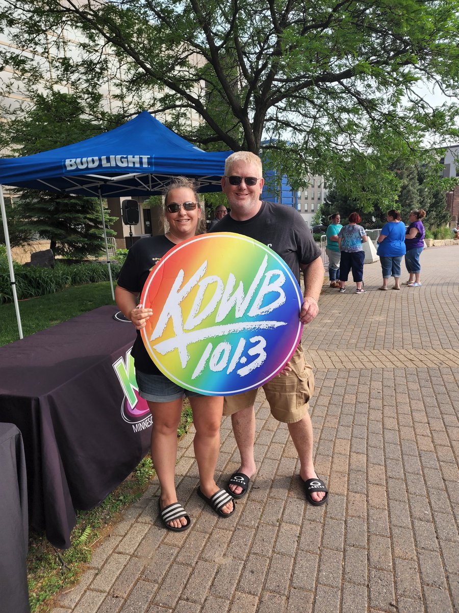 KristyTokheim's tweet photo. @1013KDWB They rock with NKOTB! https://t.co/bHfea9xI3s