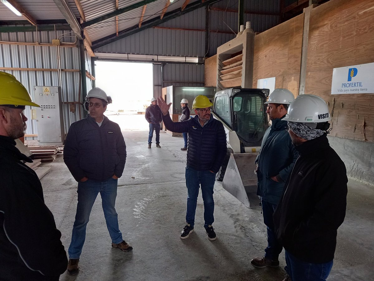 RodrigoFalcone5's tweet photo. Hoy, junto a Fer Albarracin y parte del equipo de terminales norte de @ProfertilAgro, visitamos a @OrtegaHermanos. Gran intercambio de información de ambos lados para lograr ser más eficientes y contribuir al #cuidadodelmedioambiente. Gracias @fernandorussook y @ActisElio https://t.co/ga4a9ilAgD