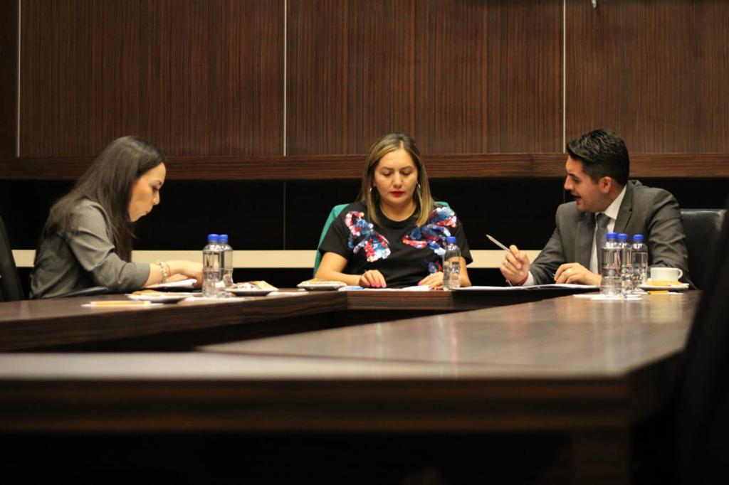 evelyn_osornio_'s tweet photo. 🌧️📝🤝 Seguimos con el trabajo en esta tarde lluviosa, me reuní con @dramariajoseb donde platicamos acciones y estrategias legislativas, con el esfuerzo en conjunto conseguiremos mejores resultados.

#EvelynContigo https://t.co/xMpJP9GXwP