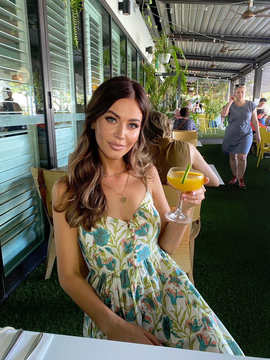cessieclips's tweet photo. Who wants to go somewhere tropical, sip a cocktail and talk nfts, wen green and how we will hodl on 🤍 https://t.co/fU8z8b6xMx