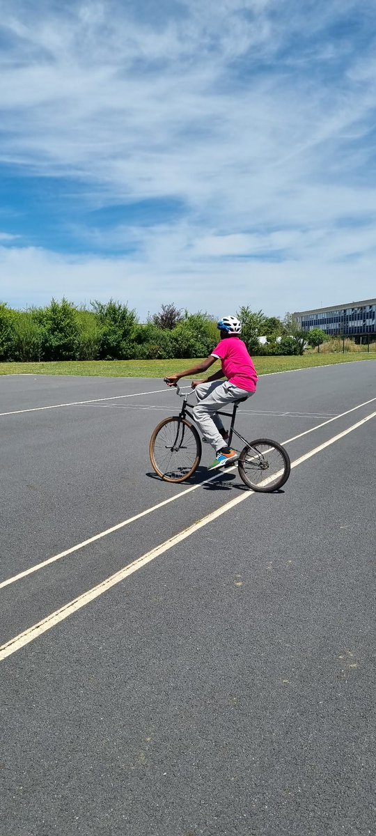 Belle journée partagiades sous l'angle du sport partagé : les élèves du général guident les élèves issus des dispositifs particuliers. Plaisir et découverte de plusieurs activités pour les élèves de la section, les élèves d'ULIS et ceux du général.
#sportpartagé #ulis #petanque