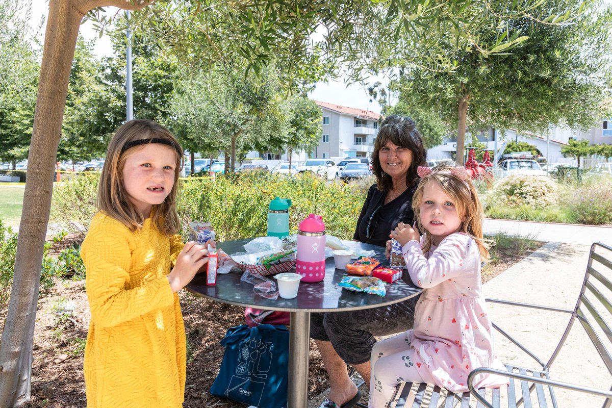 ocpublib's tweet photo. #CostaMesa Donald Dunganβs #LunchattheLibrary is in full gear with burritos being given out to children and teens ages 18 and under. For additional info, visit https://t.co/Owtm1Yl7xk #ocpl #ocpubliclibraries #OCPLSummer2022 #ReadBeyondtheBeatenPath #OrangeCounty https://t.co/EuaGYNXT4F