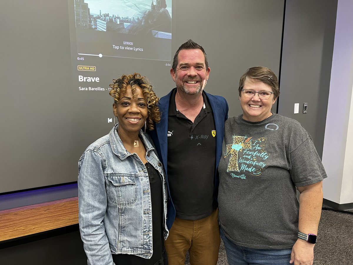 johnewoodward's tweet image. Enjoyed seeing two Travis Mustangs at TransformED today at @r12digin. They managed to grab a quick pic with keynote speaker @Techbradwaid.  @TravisTISD #R12transformED