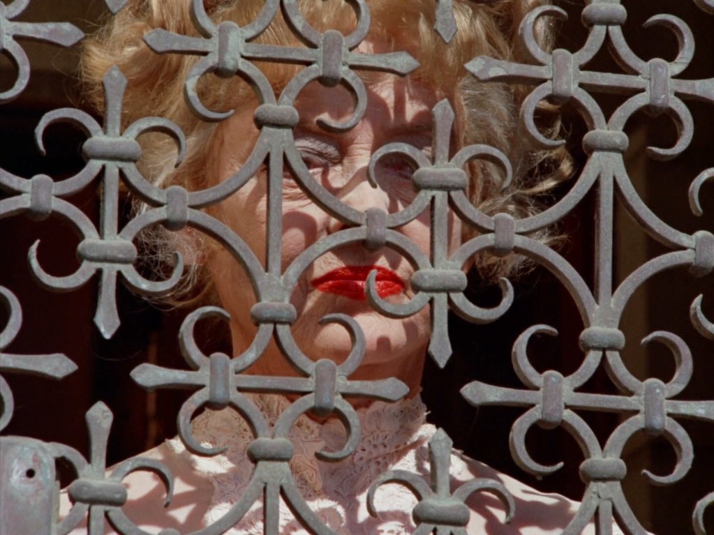 torsodapop's tweet image. SCREAM, PRETTY PEGGY (1973)
Directed by Gordon Hessler
Cinematography by Leonard J. South
Music by Bob Prince
#MadeForTVHorror #BetteDavis #SianBarbaraAllen #SunsetStrip