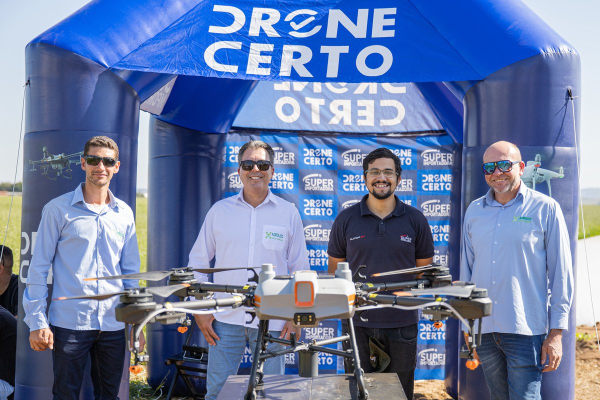 Entrega técnica do Agras T10 para a empresa Agrolico. Foi realizado a ativação do drone, com o primeiro voo.

#fazenda #plantação #agricultura #agriculturadeprecisão #agronegócio #dji #djibrasil #superimportadora #dronebrasil  #pulverizacao #agro #agrast10 #drone #mapeamento