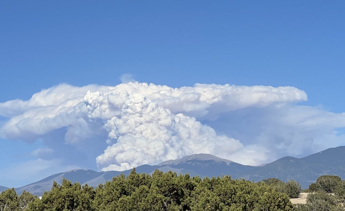 Bewickwren's tweet photo. What is causing the odd shape in this enormous pyrocumulus? Wind shear?
#Worried
#NotSureAboutThis
#CalfCanyonFire
#HermitsPeakFire
#NMFire
🔥🔥🔥 https://t.co/5aZNbNA10a