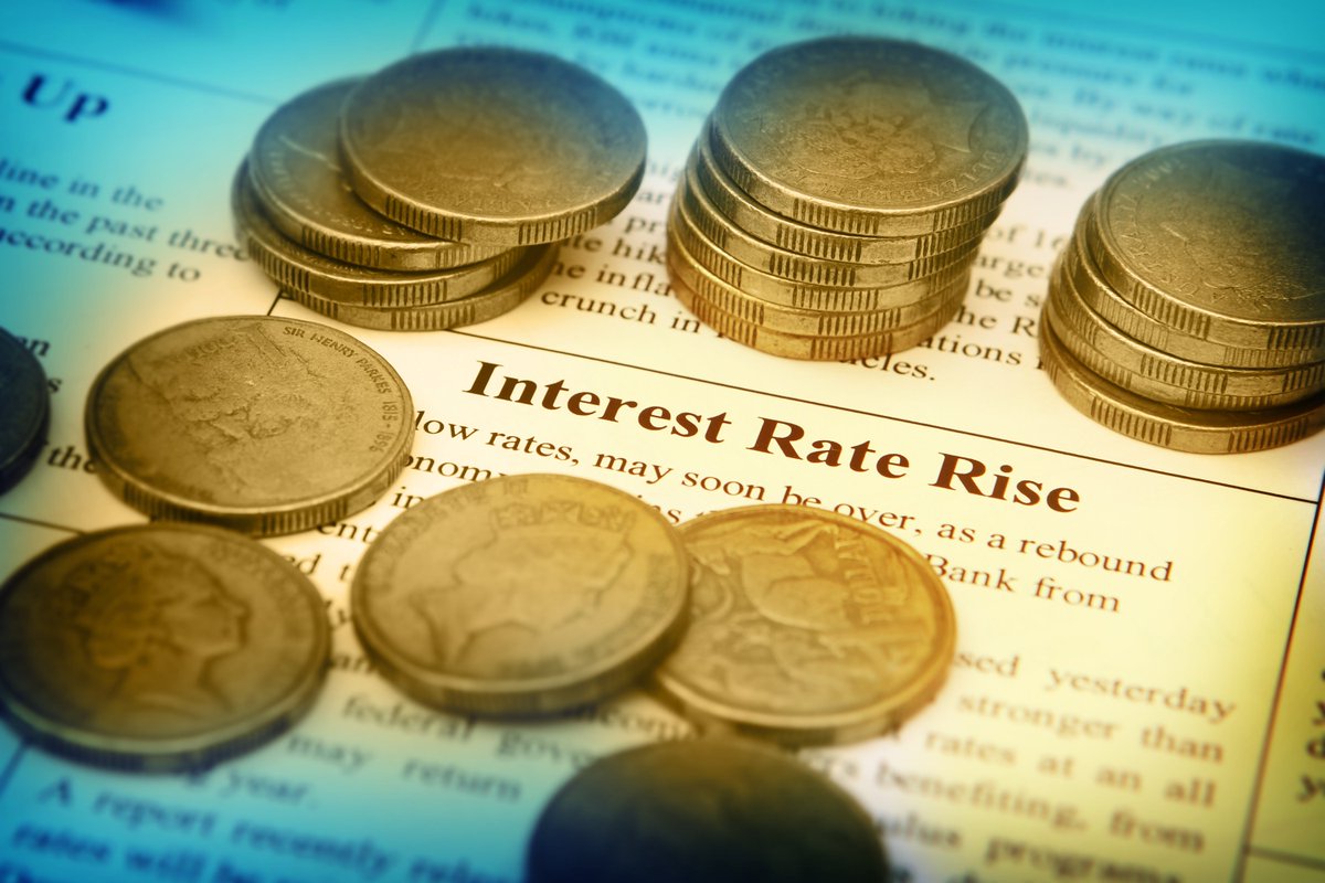 1/n Los inversores vigilan de cerca la variación en las tasas de interés, ya que esto puede generar un efecto en la bolsa de valores y economía en general. ¿Qué podría suceder? Vamos con un nuevo 🧵 sobre las Tasas de Interés #InterestRate ✏️📖🧠