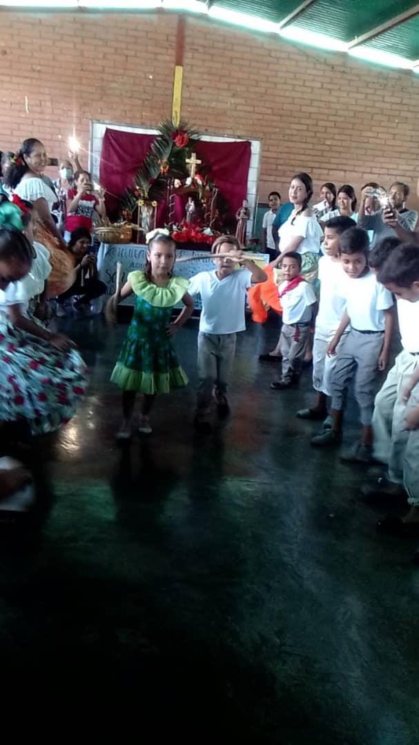 #13jun Mas de 200 niños, jóvenes y adultos celebran el día de San Antonio en escuelas de Portuguesa #PrimitivoEsOtraCosa
@MPPEDUCACION
<a href="/CulturaDgc/">DGCCultura</a> <a href="/DGCE_MPPE/">D.G. Comunidades Educativas 🇻🇪</a> @ZEPortuguesa <a href="/MariaM_PSUV/">Maria Morillo PSUV</a> <a href="/yanmarrojasven/">yanmarrojasven</a> <a href="/PrimitivoPsuv/">Antonio Primitivo Cedeño</a> <a href="/NicolasMaduro/">Nicolás Maduro</a>