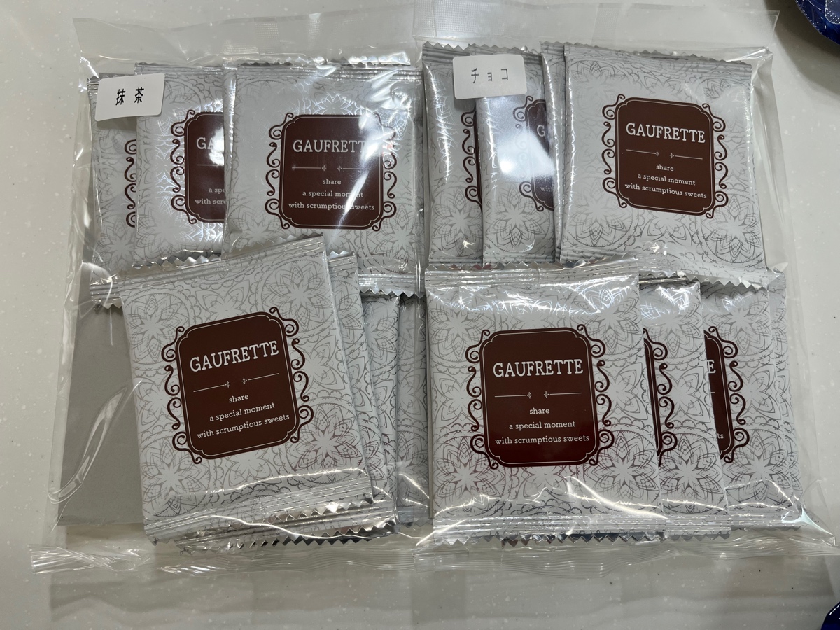 chi_yok's tweet photo. ココスナカムラ梅島店で海老クリームライス買ってきた😃セブンイレブンのよりココスナカムラさんの方が濃厚でこっちのが断然美味しい😍ついでにマルマサさんのゴフレットも買っちゃった😘 https://t.co/1uRA5wLEZQ