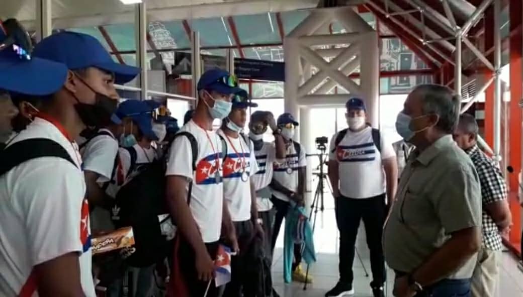 ✅Hoy estuvo llegando a la Patria nuestro flamante equipo Cuba de beisbol que brilló en el Sub-15 con sede en Venezuela.
Con estos muchachos el futuro del beisbol cubano está en buenas manos sin lugar a dudas.  #Cuba #Deportes