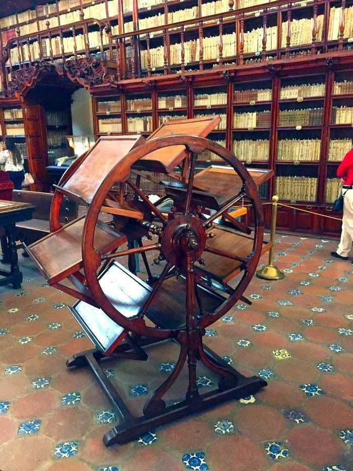 Les comparto esta obra de arte! 

Una herramienta de biblioteca de 300 años de antigüedad que permitía a un investigador tener siete libros abiertos a la vez. 🤓
