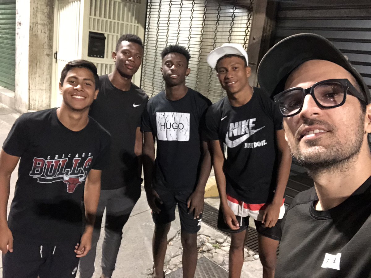 donaldobarros's tweet photo. Guaro, Richita, Jeremi, Gabo, y yo.

Ver a estos chamos es ilusionarse. Sin atajos; sin trampas; sin flojera. Lo que juegan es bárbaro y hoy son protagonistas de sus procesos.

Junto a @FutVinotinto los acompaño lleno de orgullo. ¡Juegan mucho! Gracias por tanto, @Ramzisouki. https://t.co/OQCl7n3Eg3