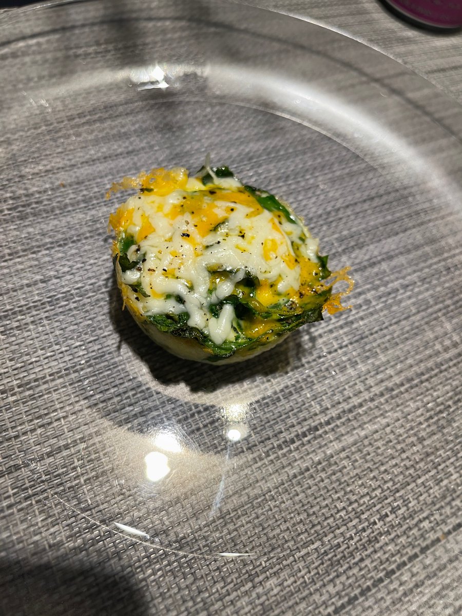 TerrillCharming's tweet photo. It’s an egg muffin w/ organic spinach, roasted red tomatoes, pepper jack & cheddar. Fresh cracked black pepper #TableForOnePlease https://t.co/RXXO47IudL