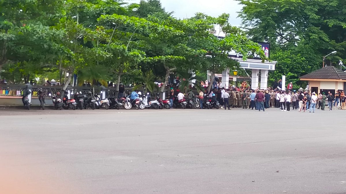 saharuddinandi2's tweet photo. Demo di depan kantor bupati Berau 
Tuntut PT SBE 
Ditutup https://t.co/9K2CXuNFSy