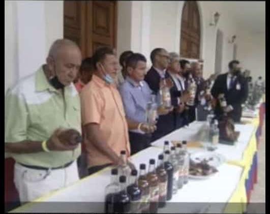 El Municipio Urdaneta de Lara en la Asamblea Nacional; donde se presentò Proyecto de Ley para la Protecciòn y Promociòn de la Producciòn del Agave Cocui-Cocuy <a href="/NicolasMaduro/">Nicolás Maduro</a> <a href="/AdolfoP_Oficial/">Adolfo Pereira Gobernador</a> <a href="/HAMADCHAER/">HAMAD AL CHAER PSUV</a> @AngelaRosaDice @Clap_Nacional #soyComunicadorClap