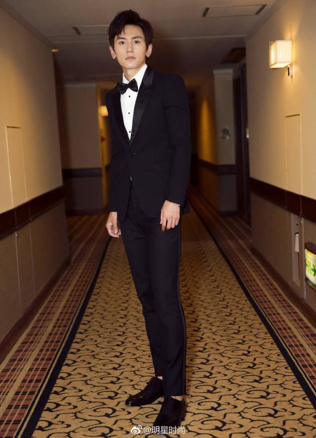 hanmaopeach511's tweet photo. Zhang Zhehan dressed in a Saint Laurent black suit to attend the red carpet. He looks handsome and stylish.

💙#张哲瀚 #ZhangZhehan https://t.co/H9XMmWHMzf