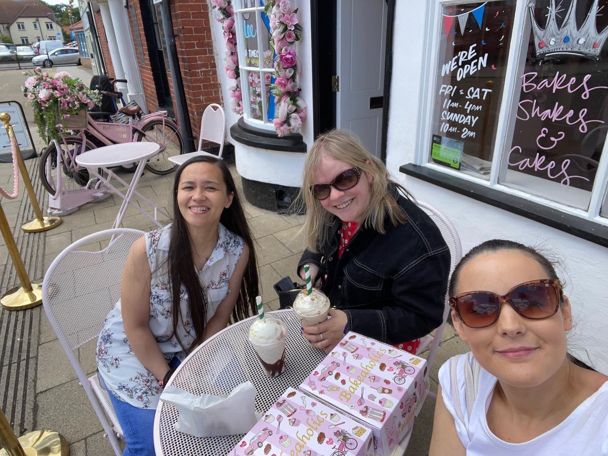 EmmaGotterson's tweet photo. Loved going to @BakeaholicsUK last Friday with friends😊😋 Always wanted to go here. It’s lush 😊✨🧁🧋🍪✨💕 
#amazingcakes #lush #bakeaholics #cakes https://t.co/vPaQoUe7q6