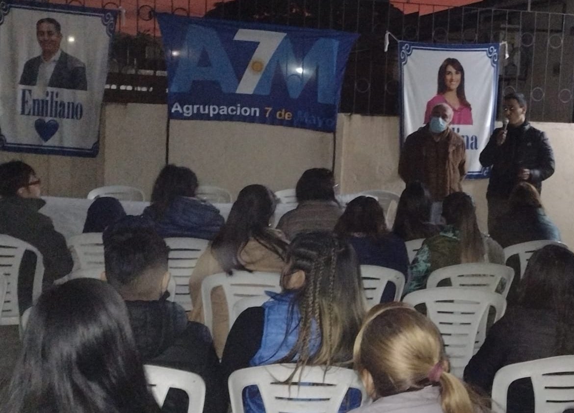 Agrup7Mayo's tweet photo. Conferencia sobre Prevención de las adicciones en Barrio Sur, dictada por Hugo Diaz, Técnico en el Área de Adicciones del Ministerio de Desarrollo Social.
@OsvaldoJaldo @CaroVargasTuc
@vargas_aignasse
✌️💙
#A7M
#NuncaMenos https://t.co/6Gz507o08K