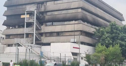 RommieLarousse's tweet photo. QUEMARON ARCHIVOS DE LA LINEA 12??!! 

El incendio registrado el pasado lunes en el edificio de la Secretaría de Obras junto al metro Zapata en CDMX, habría destruido archivos del Proyecto Metro y del colapso de la Línea 12 por lo que denuncian que tal vez fue premeditado https://t.co/G8CmaaiaMf