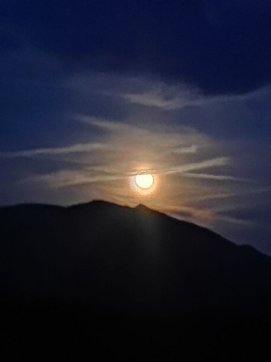MindfulRewildi1's tweet photo. Beautiful #StrawberryMoon inching her way over Skiddaw tonight #grandmothermoon #supermoon #MeadMoon #mamakilla #Goddess https://t.co/F7vVExtALb