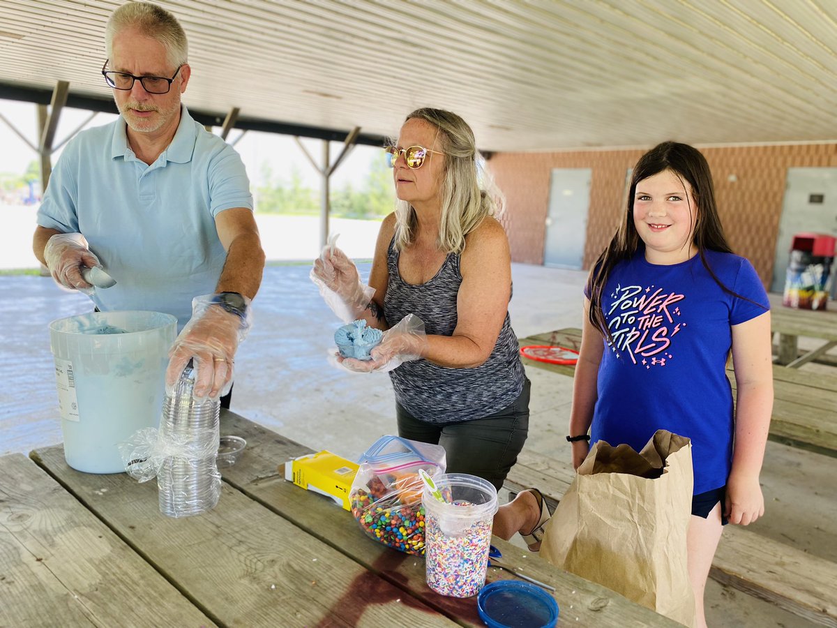 MahaffyStars's tweet image. You scream! I scream! Thank you B’s grandparents for surprising us with a delicious treat today! #funkymonkey #junefun @LittleFallsPS