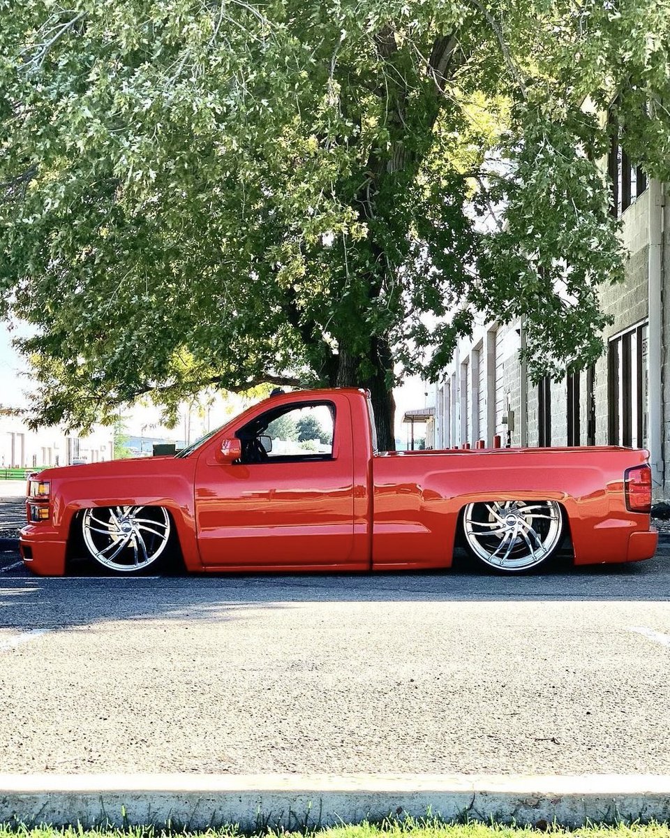 AccuAir's tweet photo. Absolutely laid out! @omar.v_groundzero’s #AccuAir equipped Silverado is next level.
#eLevel #Bagged #BaggedTrucks #ChevroletPeformance #Silverado #LayFrame #Slammed #AirRide https://t.co/kragwPAaRK