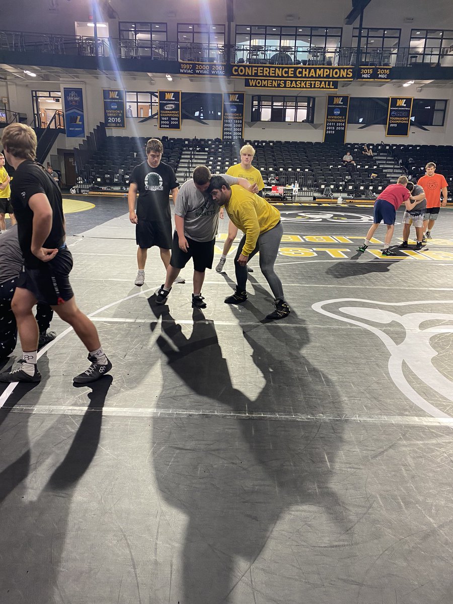 DannyIrwinWC's tweet photo. Last technique session of camp is in the books! Campers got to choose who they wanted to learn from: All-American Francesco Borsellino doing a big man session, 3x State Champ Brayden Johnson teaching legs &amp; 2x National Champ Cole Laya working from the top position! #ClimbTheHill https://t.co/I5tMnmjhAd