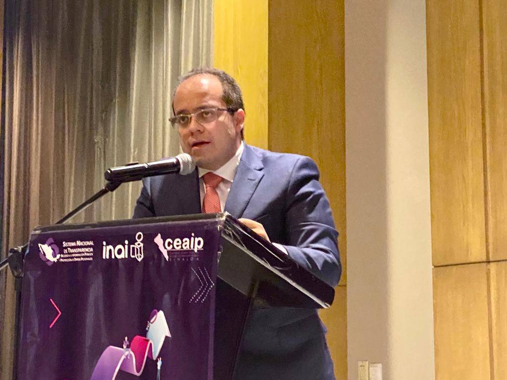 INAImexico's tweet photo. 📖#20AñosDeTransparencia🇲🇽 Tanto la transparencia como el acceso a la información pública son formas fundamentales para distribuir el poder entre la ciudadanía y tener una participación más activa sobre la cosa pública, Marco Antonio Zeind Chávez https://t.co/77jneMjDra