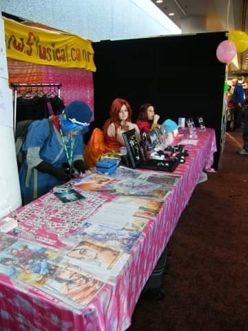 Frantasy_Island's tweet photo. After a big weekend selling at @Armageddonexpo, these photos popped up in my FB memories today, including these gems from Auckland in 2008  - My very first ever stall 😍 Lord knows why @BillGeradts let a bunch of teens have a stall, but it truly cemented my love of the show ❤️ https://t.co/w9bRLYDoIL