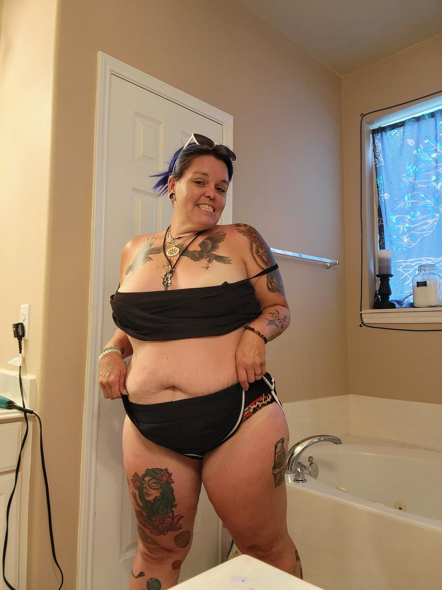 Emberleeink's tweet photo. Hot mama https://t.co/a2wCa8EUX8