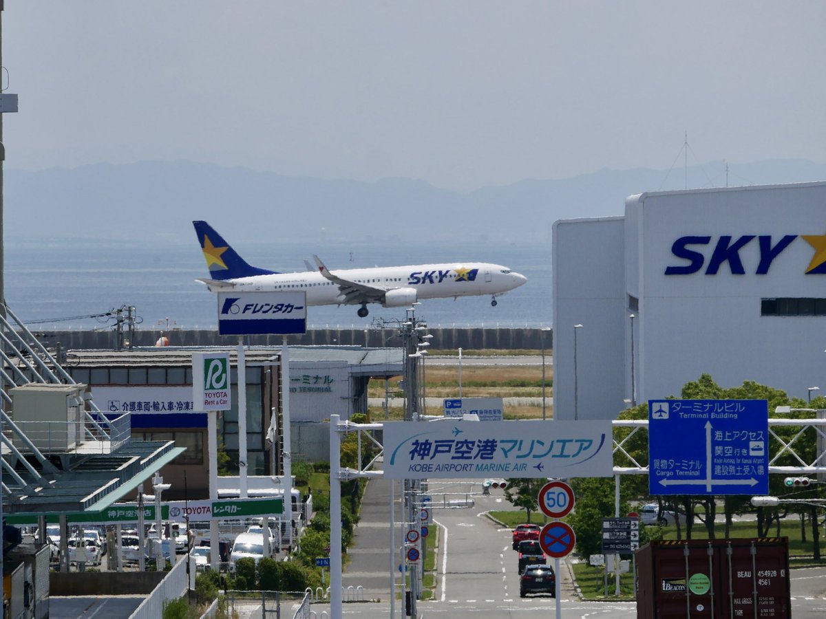 yossyB6's tweet photo. SKYちゃん、格納庫の入り口はそちらではありませんよ
#ボーイング祭り
#skymark
#ja73np
#ukb
#神戸空港 https://t.co/Z7OR4g2cP3