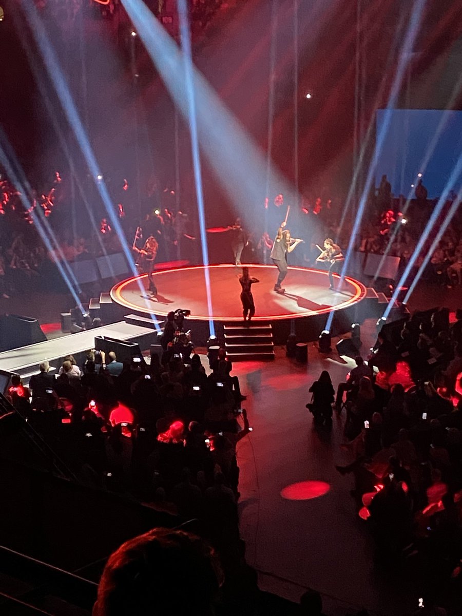 Loved how @cisco started the morning keynote at #CiscoLive with chamber rock. Perfect way to get amped up while still waking up 🤪