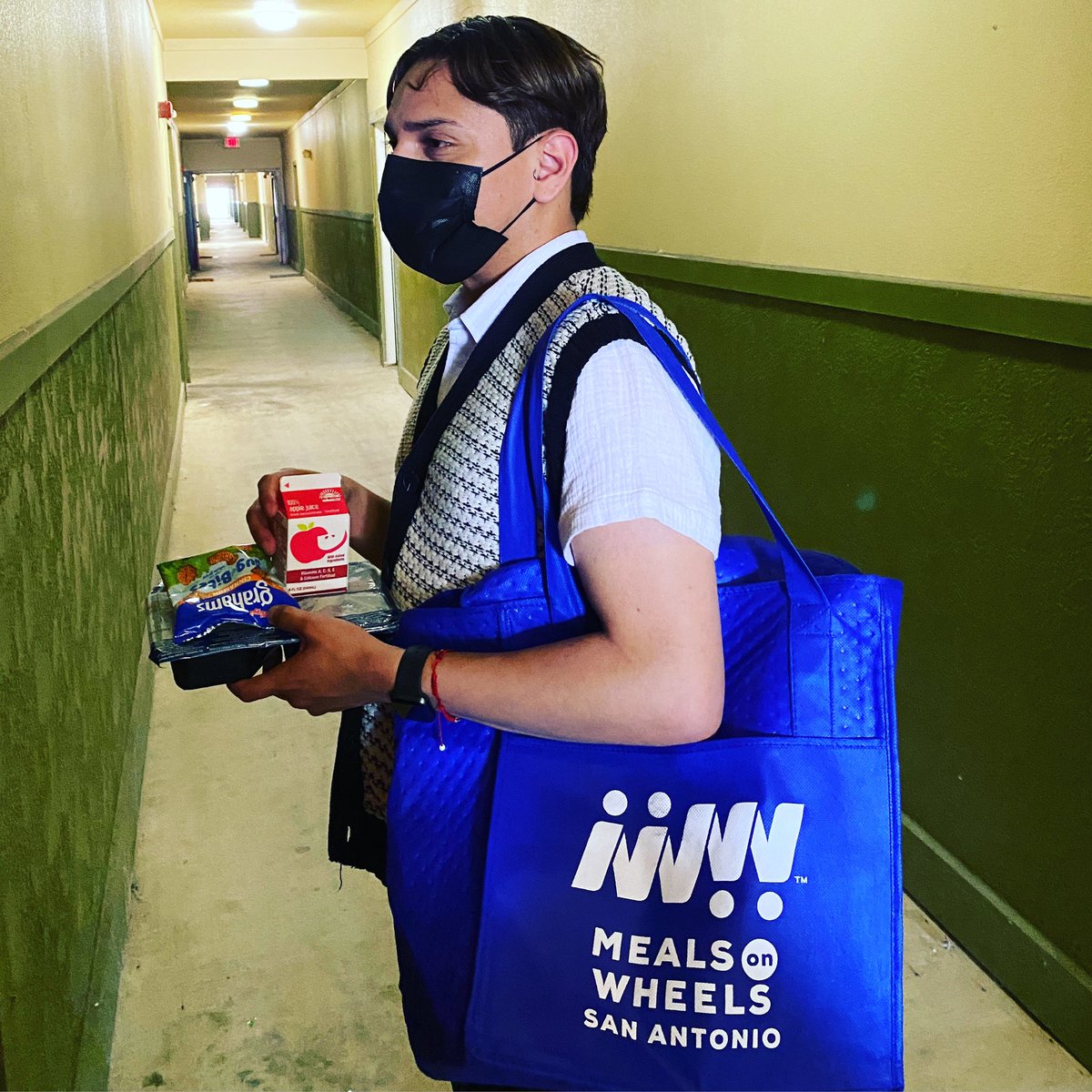 mowsatx's tweet photo. One smile at a time.
One meal at a time.
One senior at a time. Thanks to your support, we’re getting back to seeing our senior neighbors 5 days a week again.
If it’s been a minute since you volunteered (or if you haven’t before) help us get #backto5 at https://t.co/mS6lQosCBI https://t.co/DQGkKiZfwT