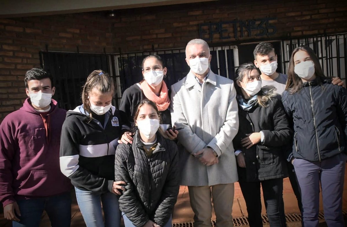 epet35's tweet photo. Hoy tuvimos una hermosa visita, el Vicegobernador @Arce_Carlos_ se acercó, charló con alumnos, padres, profesores y se interiorizó del trabajo a pulmón que se realiza en nuestro comedor solidario y la necesidad de acompañamiento.
Estamos inmensamente felices y agradecidos. https://t.co/xIkEUx1df1