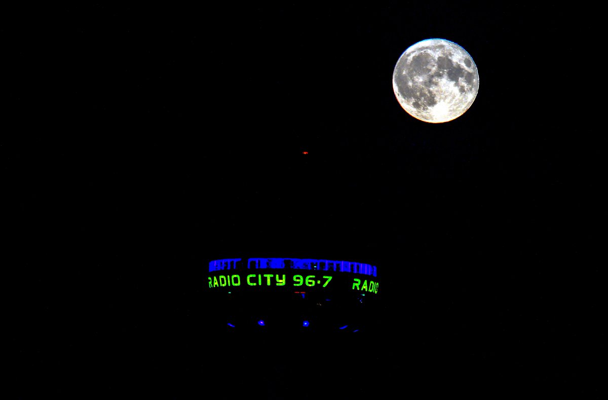 Peter_J_Byrne's tweet photo. The first Supermoon of the year the Strawberry moon rises over Liverpool, Merseyside. #supermoon #Supermoon2022  #StrawberryMoon #strawberrysupermoon #StormHour #Weather https://t.co/E338vNJlkU