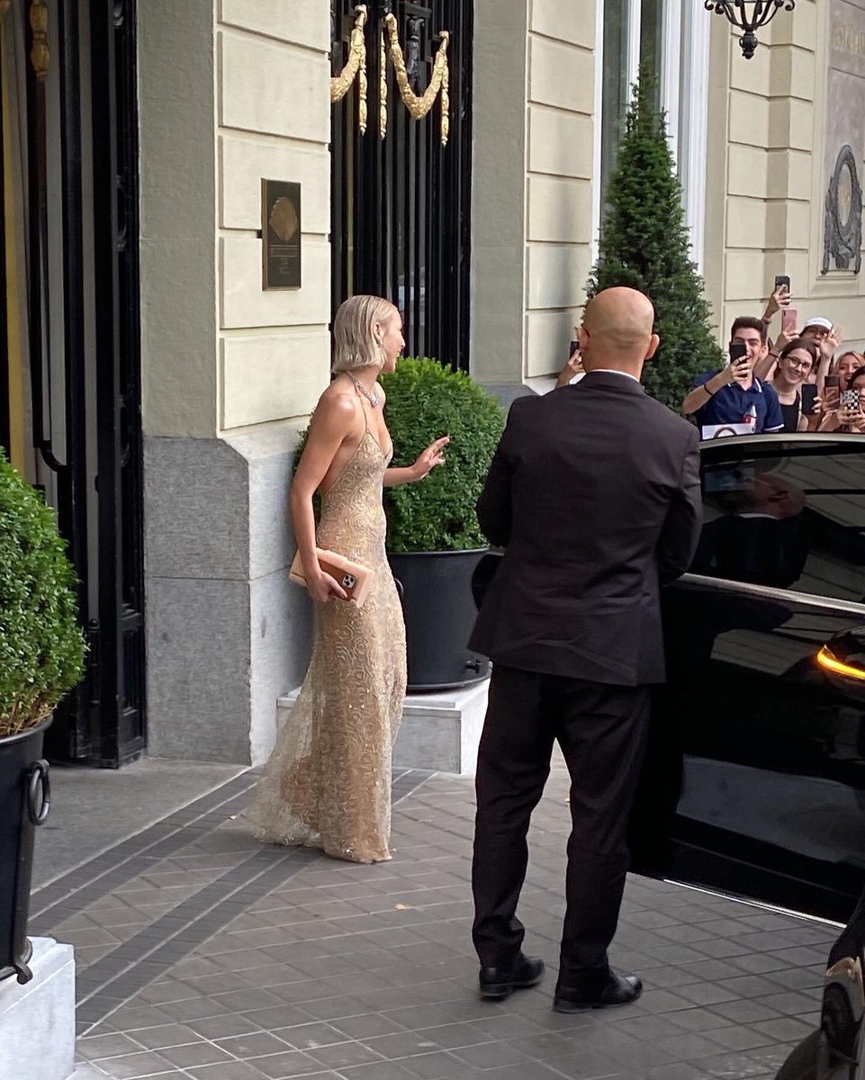 Emma Chamberlain Access on X: Emma Chamberlain leaving her hotel in  Madrid, Spain for the Cartier gala.  / X