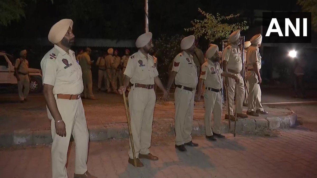 #Punjab | "Gangster Lawrence Bishnoi presented before Chief Judicial Magistrate in Mansa court, by Punjab Police in connection with #SidhuMooseWala murder case.

(ANI)