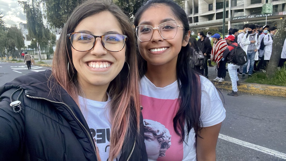 JahirenNoriega's tweet photo. Soy 1ra generación de mi familia en tener un título universitario, gracias a la educación pública.

Hoy el gob de Lasso deja 93mil estudiantes sin cupo para ingresar a la universidad.

Por eso luchamos, por que nadie se quede atrás.

¡Siempre con lxs estudiantes! ✊🏽 #ParoNacional https://t.co/8F1yHRZl8z