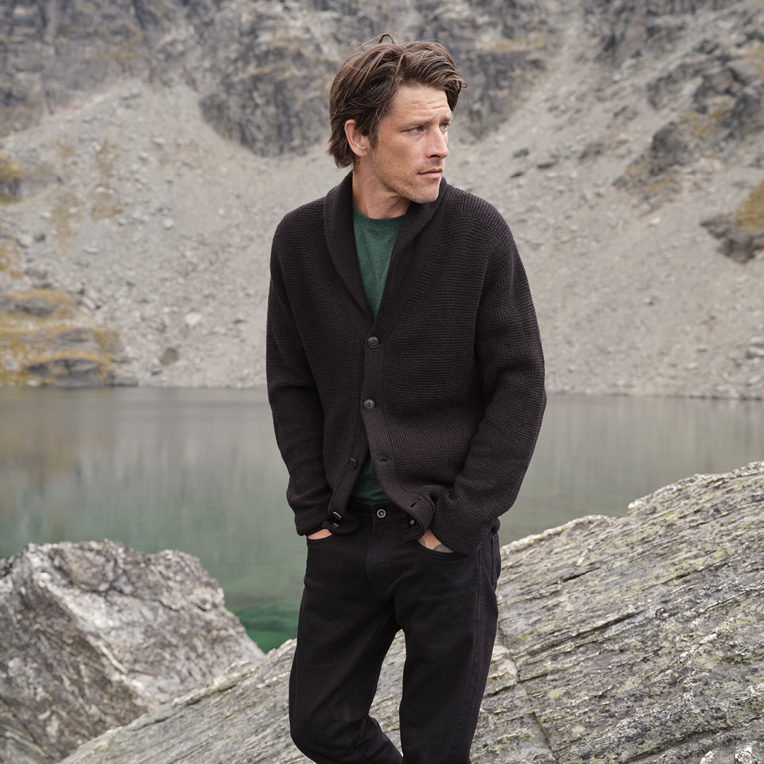 CARDIGAN COMFORT // Merino wool, expertly spun in Italy.

📷: @derekhendersonphoto

#renatured #backtonature #roddandgunn #mensfashion #mensstyle #mensfashion #autumn #winter #seeklessfindmore #winteressentials #luxelayering #gunnguy #southhemisphere #northhemisphere