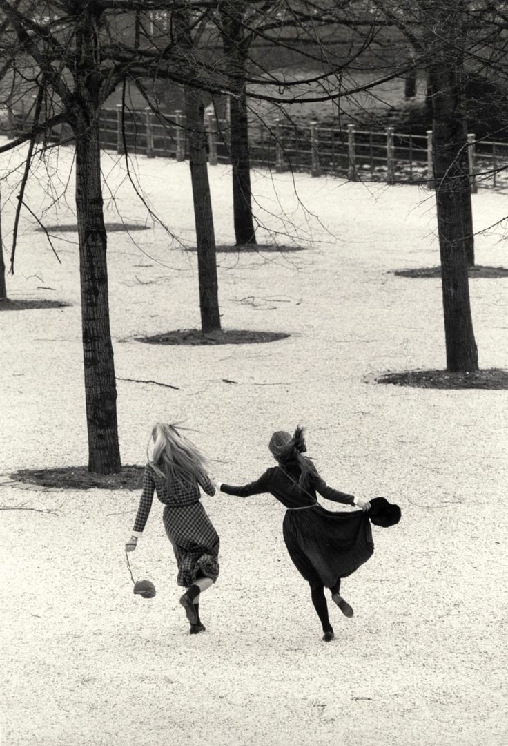 literlandweb1's tweet photo. "Al cabo de los años he observado que la belleza, como la felicidad, es frecuente. No pasa un día en que no estemos, un instante, en el paraíso".
Jorge Luis Borges
📷Sibylle Bergemann https://t.co/XxC8glF6vd