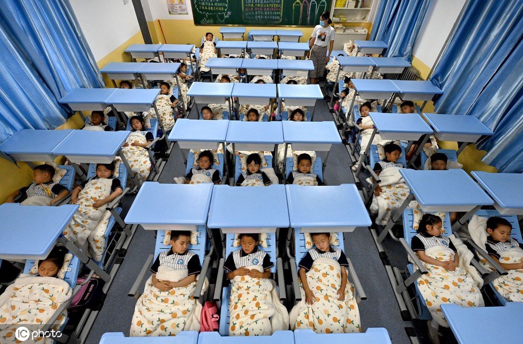 Mentimoen's tweet photo. Ciri khas sekolah dasar di China adalah, ada waktu tidur siang. Sekolah di Handan, Hebei ini punya ide bagus. Meja dan kursi di atur sehingga bisa jadi tempat tidur. Habis makan siang, tidur, dan bangun segar belajar lagi.😁😁 https://t.co/tmTg392k3z