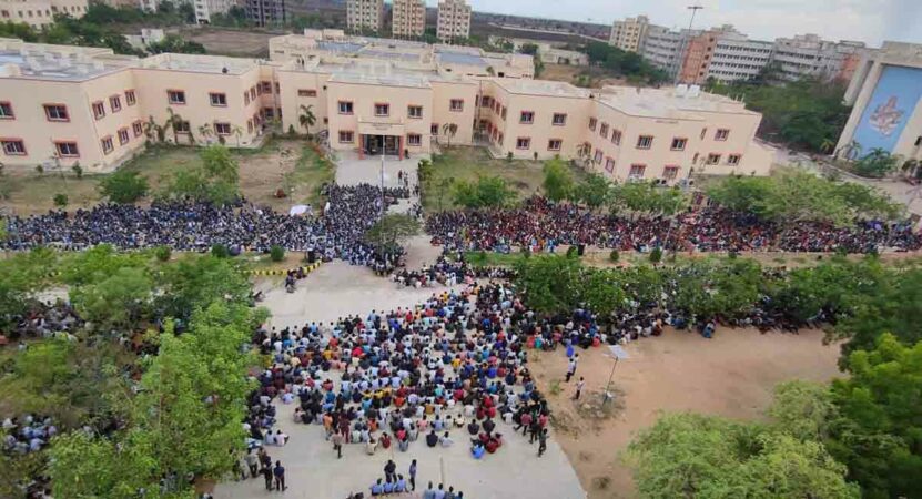 SaiSmart1572's tweet photo. #KCRvisitRGUKT 
Sri, please understand hers problems, request to come to #RGUKTBasar solve the problem's, honarable request sir.
@KTRTRS 
@SabithaindraTRS https://t.co/aDg2ZFZJSJ