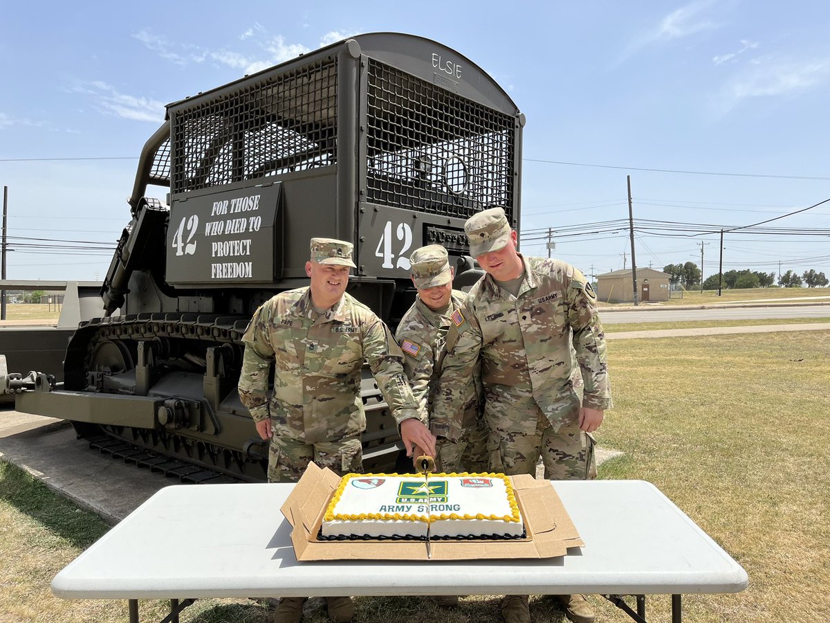 36thENBDE's tweet image. What’s a birthday without cake!? 🎂🎉

Happy 247th Birthday! @USArmy 

#StayRugged #ArmyBirthday